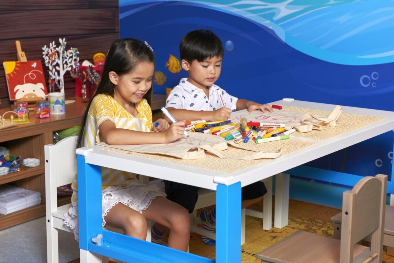 Hong Kong Gold Coast Hotel Экстерьер фото Children playing with toys