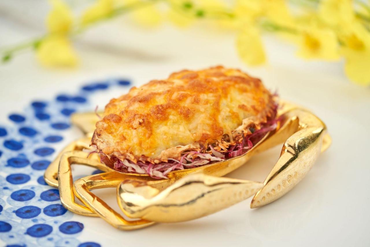 Hong Kong Gold Coast Hotel Экстерьер фото A crab-shaped crab cake