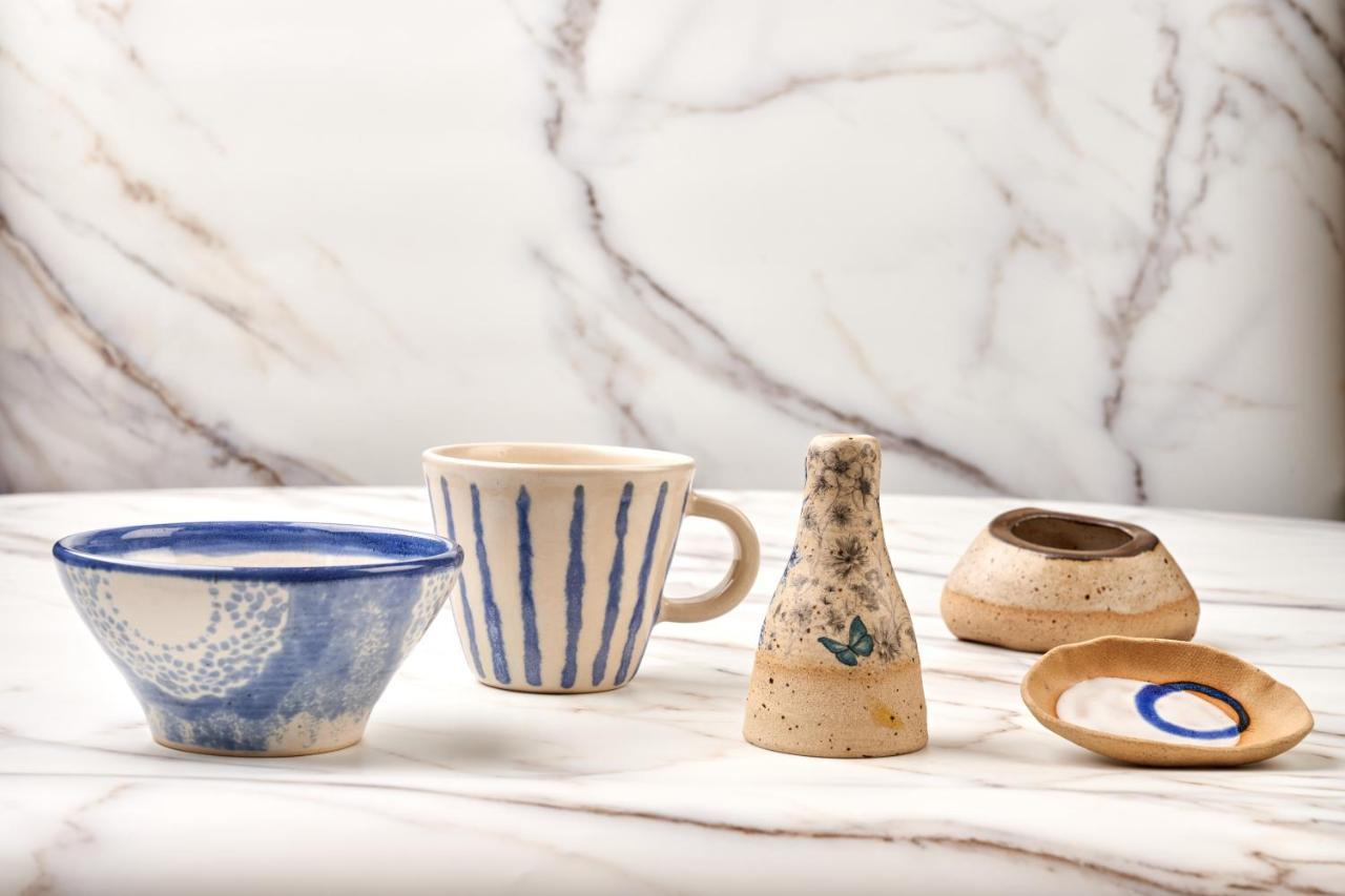 Hong Kong Gold Coast Hotel Экстерьер фото Ceramic tableware