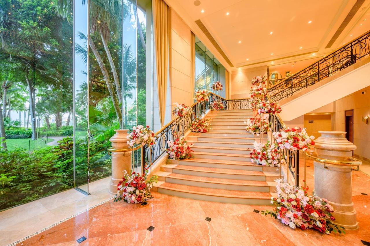 Hong Kong Gold Coast Hotel Экстерьер фото The staircase at the lobby
