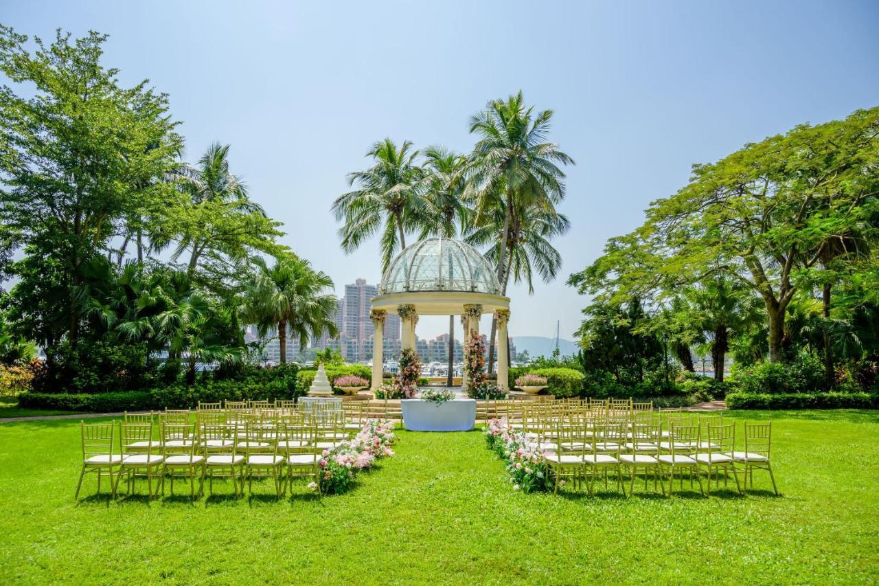 Hong Kong Gold Coast Hotel Экстерьер фото The lawn at the Hong Kong Club