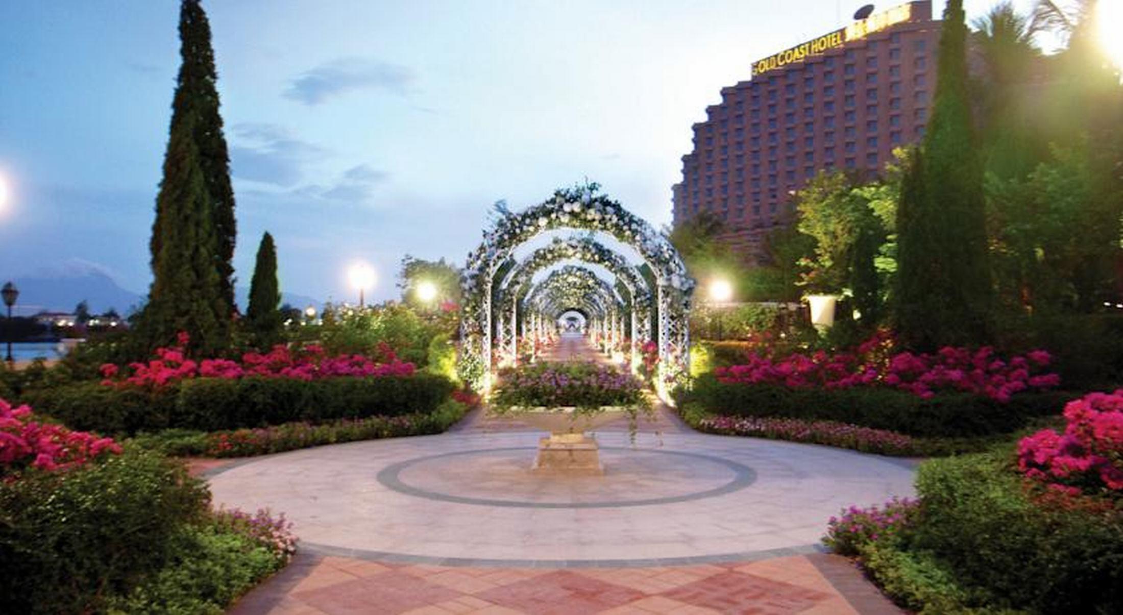 Hong Kong Gold Coast Hotel Экстерьер фото Rose Garden