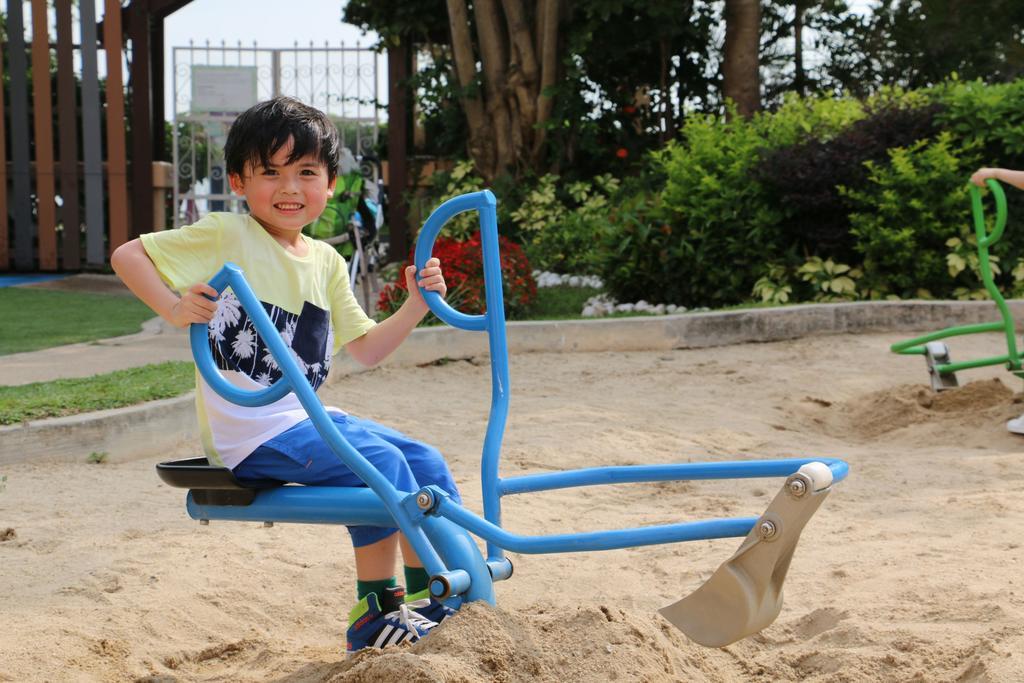 Hong Kong Gold Coast Hotel Экстерьер фото A child playing with a sandbox digger